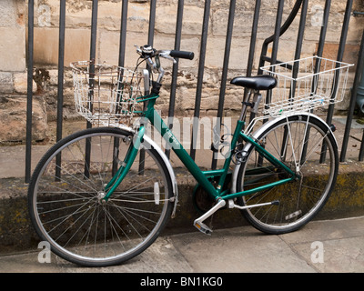 Una bicicletta incatenati a ringhiera con una serratura a combinazione in Newark on Trent, Nottinghamshire England Regno Unito Foto Stock