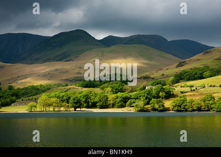 Vista su tutta Buttermere in drammatica luce estiva con Grasmore nella distanza nel Lake District inglese. Foto Stock