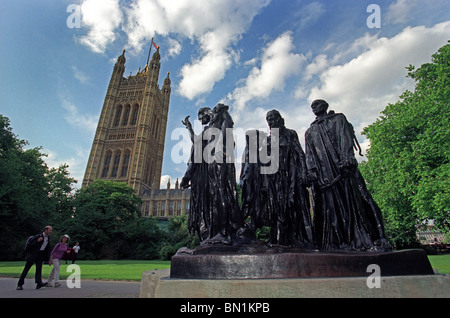 Les Bourgeois de Calais o i borghesi di Calais nella torre di Victoria Gardens con le case del Parlamento a Londra, cast 1908 Foto Stock