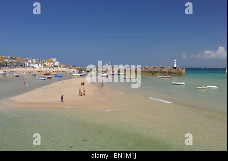 St Ives Harbour Beach Cornwall Inghilterra in un giorno caldo e soleggiato Foto Stock