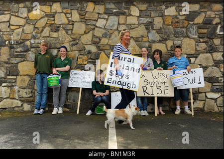 Irlanda rurale dice basta (LUOGO!) Campaign rally nel parcheggio del Trim Castle Hotel, rivestimento, nella contea di Meath. Foto Stock