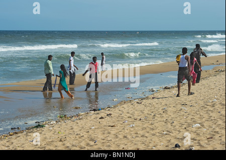 India Tamil Nadu Chennai ex Madras gente sulla spiaggia Foto Stock