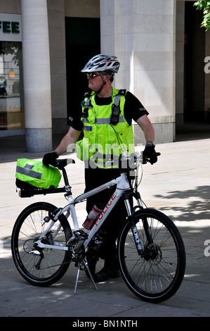 Il poliziotto di pattuglia di bicicletta da San Paolo cattedrale, Ludgate Hill, City of London, Londra, Inghilterra, Regno Unito Foto Stock