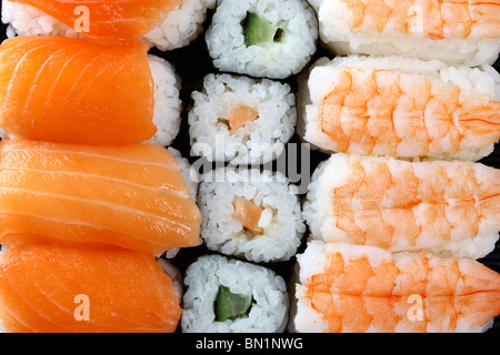 Diversi i sushi e sashimi pezzi in una scatola, per prendere il via in un supermercato. Foto Stock