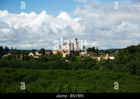 Chateau de Montfort è un castello nel comune francese di Vitrac in Dordogne departement parte della regione Aquitania. Foto Stock