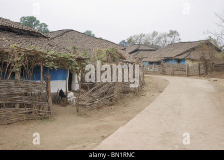 Foresta Gond village, Ganda tola con strada cementata, Pench National Park, MP Foto Stock