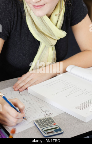 Studente di scuola superiore il completamento di incarichi Foto Stock