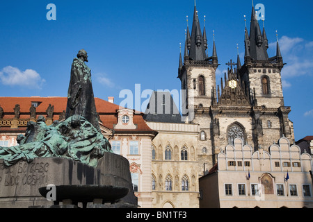 Jan Hus statua e la chiesa di Santa Maria di Týn, Piazza della Città Vecchia di Praga, Repubblica Ceca Foto Stock