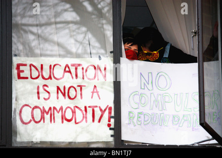 'Stop i tagli" di studenti attivisti occupano un edificio amministrativo a U. del Sussex per protestare contro i tagli di bilancio e licenziamenti. Foto Stock