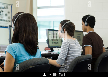 Gli studenti che lavorano in laboratorio informatico Foto Stock