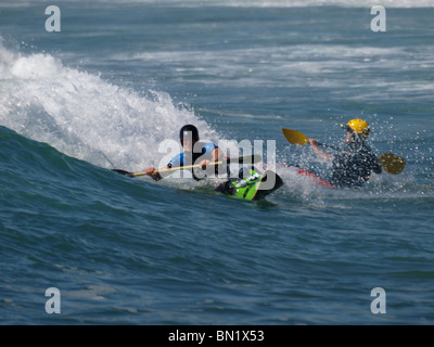 Surf kayakers in mare, Cornwall, Regno Unito Foto Stock