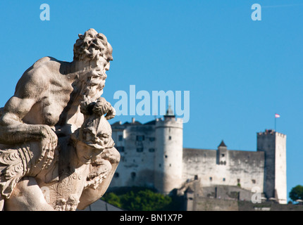 Il castello di Salisburgo visto dal palazzo Mirabell Gardens, Austria Foto Stock