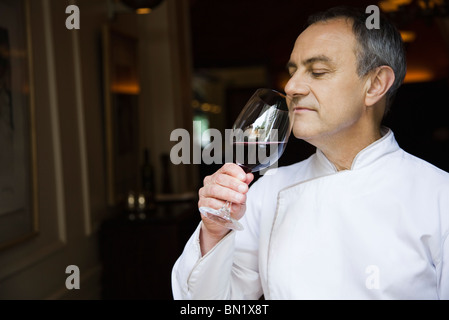 Lo Chef apprezza il vino bouquet Foto Stock