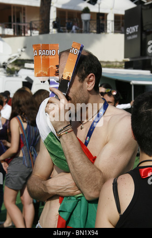 I tifosi italiani a guardare l'Italia v Slovacchia alla coppa del mondo di fan fest villaggio in roma, Italia 2010 Foto Stock