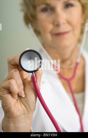 Medico con stetoscopio in preparazione per dare medical exam Foto Stock