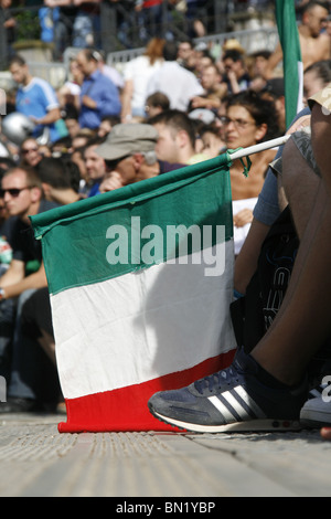 I tifosi italiani a guardare l'Italia v Slovacchia alla coppa del mondo di fan fest villaggio in roma, Italia 2010 Foto Stock