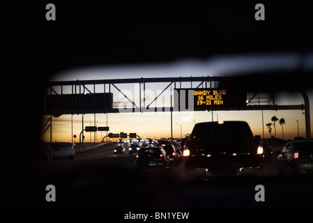 La guida nel traffico al tramonto Foto Stock