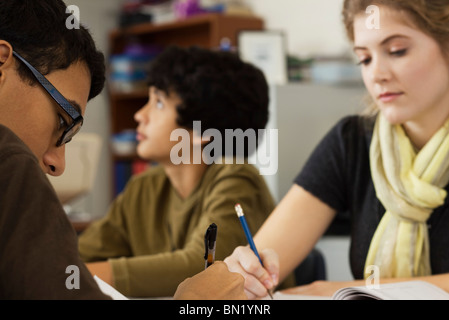 Gli studenti della scuola secondaria il completamento di incarichi Foto Stock