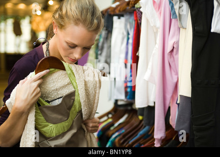 Shopping nel negozio di abbigliamento Foto Stock