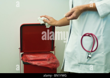 Rigetti in mare di rifiuti medici nel bidone dei rifiuti Foto Stock