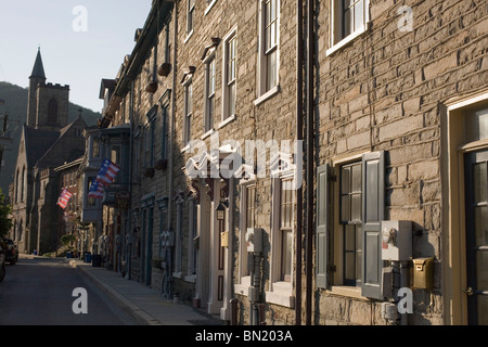 Gara Street, Jim Thorpe. Pietre antiche case a schiera nel quartiere storico Foto Stock