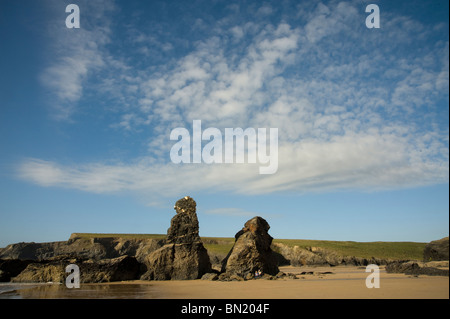 Porthcothan Beach, St Merryn, Cornwall. La festa di mezza estate, quasi deserte, mostrando le formazioni rocciose sulla spiaggia con la bassa marea, Big Sky. Foto Stock