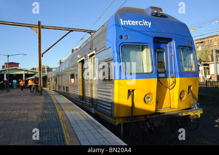 Double Deck treno elettrico. Si prega di fare clic qui per maggiori informazioni. Foto Stock