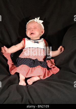 Un bambino di quattro mesi ragazza caucasica piangere Foto Stock