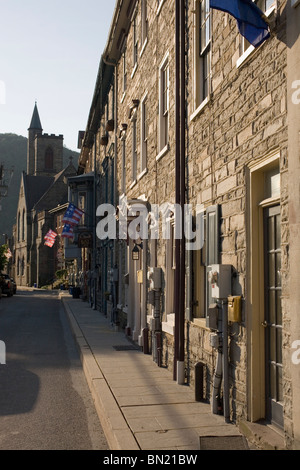 Gara Street, Jim Thorpe. Pietre antiche case a schiera nel quartiere storico Foto Stock