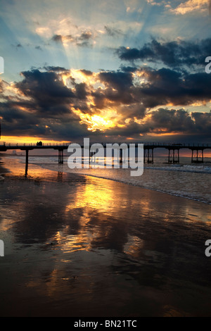 Estate Tramonto ad alta marea Saltburn Pier, Tees Valley Foto Stock