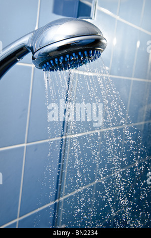 La spruzzatura di acqua da una testa di doccia in uno specialista doccia WC per disabili. Foto Stock