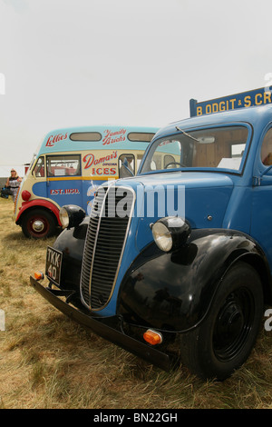 Vintage furgoni compreso un 1950 Morris Commercial J-tipo van al 2010 Biign Hill Air Show - solo uno dei rimanenti 12 Foto Stock