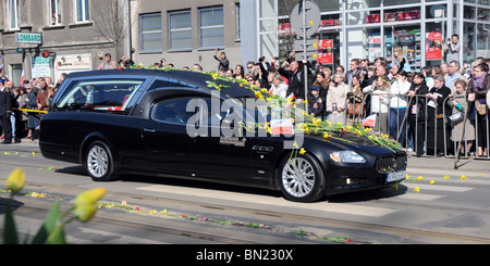 18.04.2010. Cracow Polonia: carri funebri che trasportano le bare con corpi del Presidente Lech Kaczynski e di sua moglie Maria Foto Stock