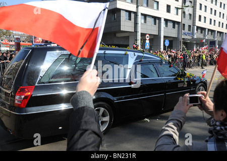 18.04.2010. Cracow Polonia: carri funebri che trasportano le bare con corpi del Presidente Lech Kaczynski e di sua moglie Maria Foto Stock