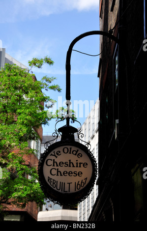 Cartello da pub "YE Olde Cheshire Cheese", Fleet Street, City of London, Greater London, England, Regno Unito Foto Stock