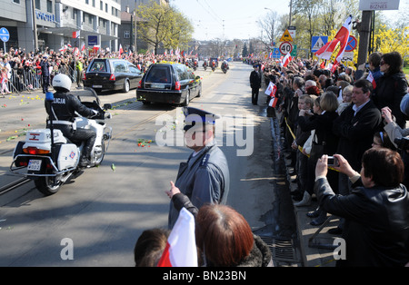 18.04.2010. Cracow Polonia: carri funebri che trasportano le bare con corpi del Presidente Lech Kaczynski e di sua moglie Maria Foto Stock