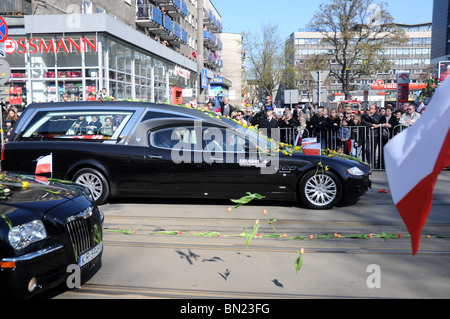 18.04.2010. Cracow Polonia: carri funebri che trasportano le bare con corpi del Presidente Lech Kaczynski e di sua moglie Maria Foto Stock