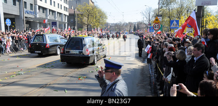 18.04.2010. Cracow Polonia: carri funebri che trasportano le bare con corpi del Presidente Lech Kaczynski e di sua moglie Maria Foto Stock