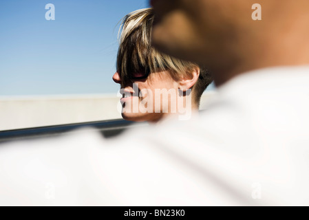 Donna di equitazione in auto Foto Stock