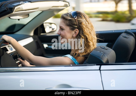 Giovane donna convertibile di guida Foto Stock