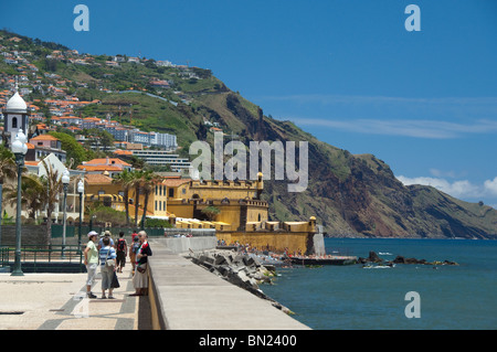 Il Portogallo, l'isola di Madeira, Funchal. Giallo storico San Tiago Fortezza (aka Forte de Sao Tiago o Forte di San Giacomo). Foto Stock