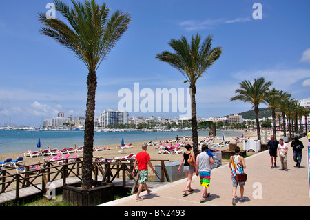 Spiaggia e il lungomare con vista, Platja de s' Arenal, Sant Antoni de Portmany, Ibiza, Isole Baleari, Spagna Foto Stock