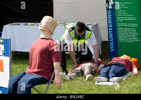 Un manichino per la rianimazione in mostra al St Johns Ambulance dimostrazione tenda Foto Stock