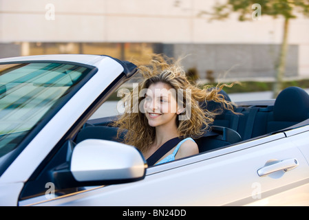 Giovane donna convertibile di guida Foto Stock