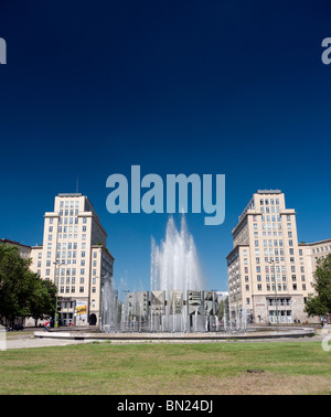 Memoria DDR era Fontana a Strausberger Platz in Karl Marx Allee nella ex Berlino est Germania Foto Stock