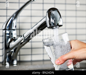 Il riempimento bicchiere d'acqua in acciaio inossidabile rubinetto di cucina Foto Stock