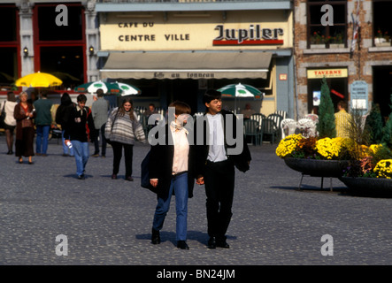 Belgi, popolo belga, belga, giovani uomo, giovane donna, giovane, Grand Place, città di mons, mons, regione vallona, Belgio, Europa Foto Stock