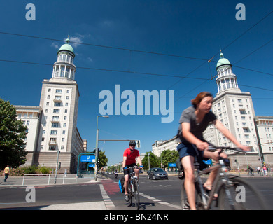 Vista del famoso torrette a Frankfurter Tor su Karl Marx Allee nella ex Berlino est nella Repubblica federale di Germania Foto Stock