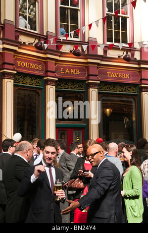 Città i lavoratori aventi un drink dopo il lavoro, mercato Leadenhall, città di Londra, Regno Unito Foto Stock