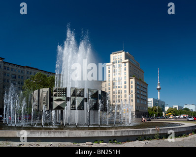 Memoria DDR era Fontana a Strausberger Platz in Karl Marx Allee nella ex Berlino est Germania Foto Stock